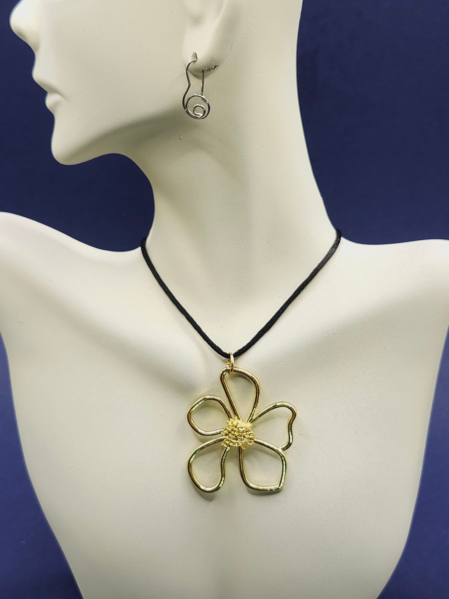 Large Flower Pendant, Flower chakra choker, Pendant necklace, Y2K Necklace, Black choker, Black cord necklace, Gold Flower, Pendant choker