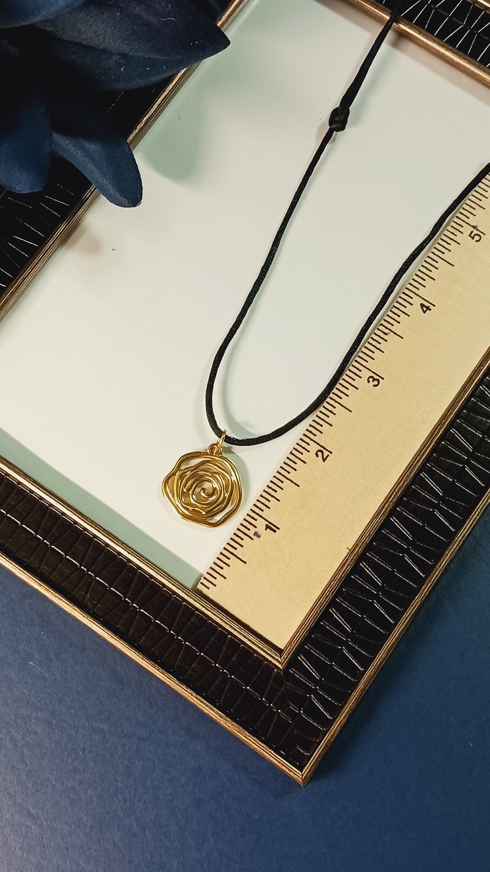 Sister gift, Mom birthday gift, Flower Necklace, Minimalist Jewelry, Rose Necklace, Gold Rose Pendant, Modern Necklace, Gold Necklace, Botanical Necklace, Gift for Her, Statement Necklace, birth flower gift, Birth flower