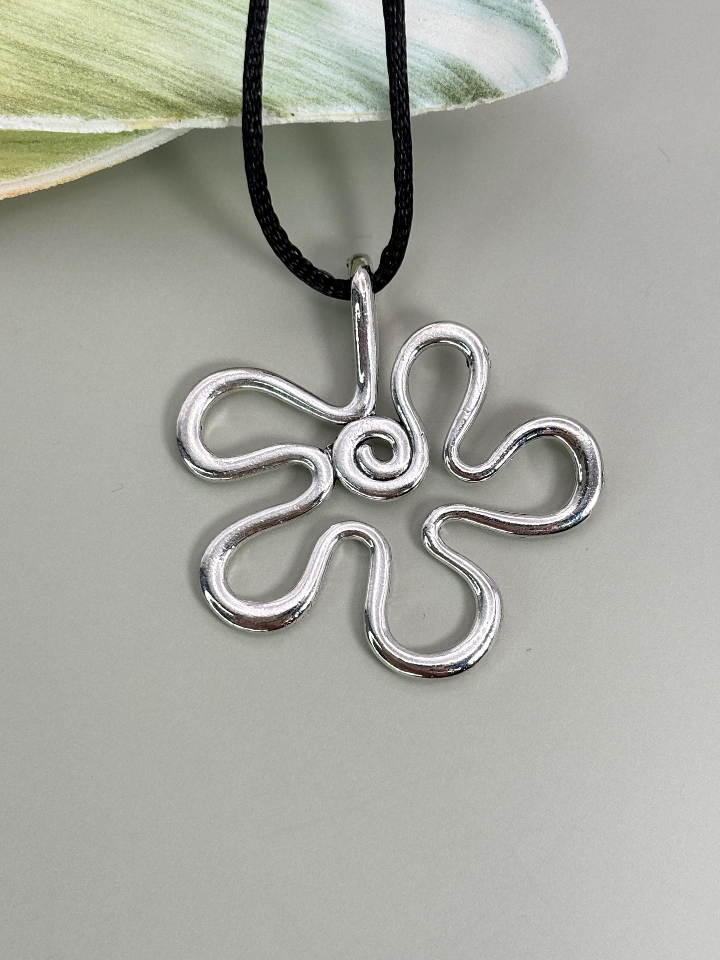 Flower Protection necklace, Y2K necklace, minimalist necklace, Fashion necklace, Sister in Law gift, 25th birthday gift, 30th birthday gift, daughter in law gift, mother daughter gift, birth flower gift, flower jewelry