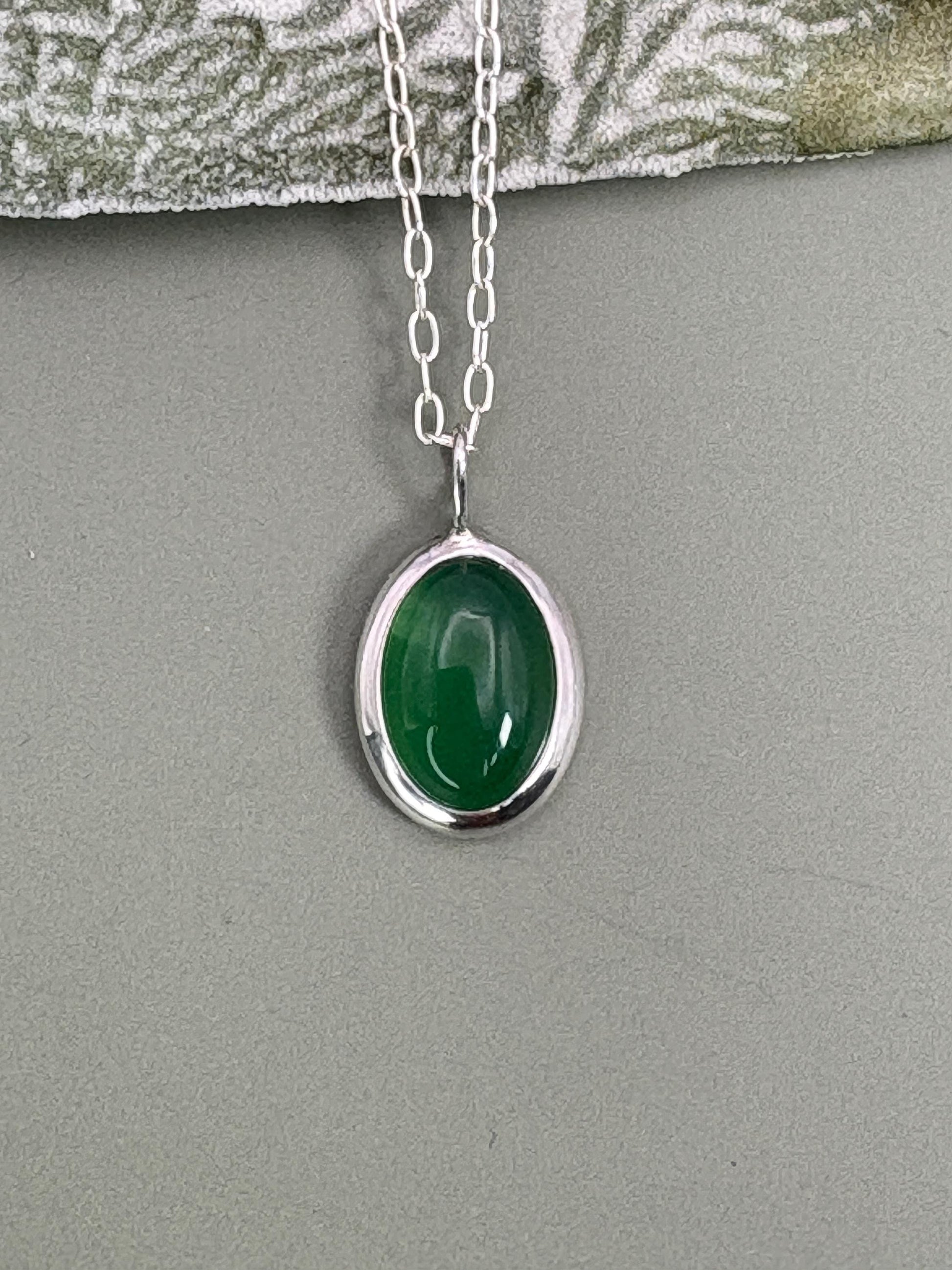 Green Agate Pendant, Birthday Gift, estate jewelry, mother daughter gift, Oval Pendant, Gemstone Pendant, Crystal Pendant, Crystal Jewelry, Unique Gift, Minimalist Pendant, Best Friend Gift, Big Sister Gift