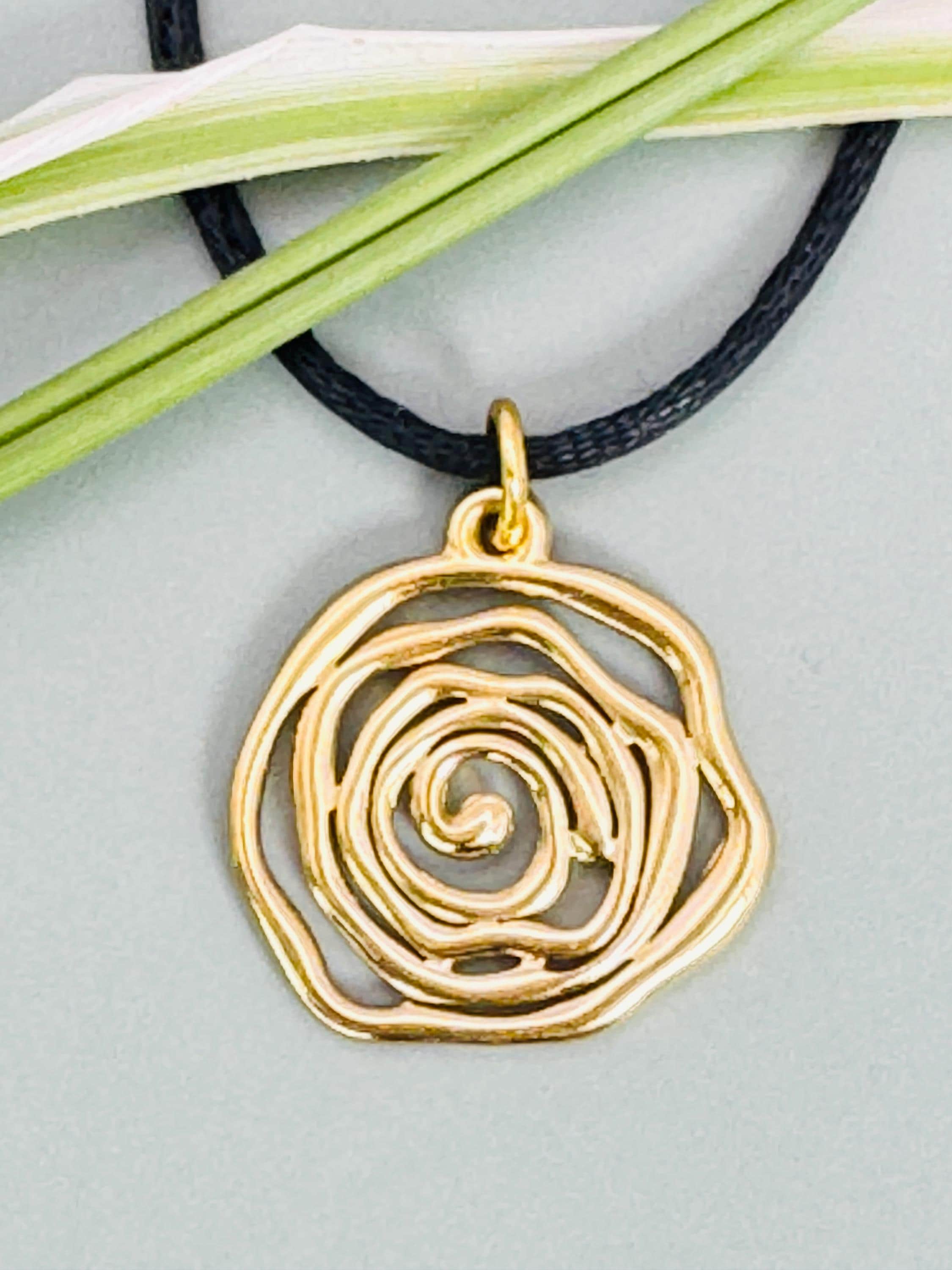Sister gift, Mom birthday gift, Flower Necklace, Minimalist Jewelry, Rose Necklace, Gold Rose Pendant, Modern Necklace, Gold Necklace, Botanical Necklace, Gift for Her, Statement Necklace, birth flower gift,  Birth flower