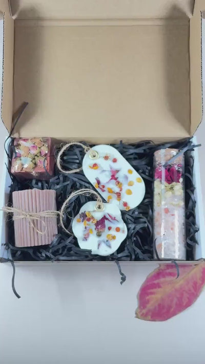 Christmas Spa Gift Box for Her – Holiday Self Care Package with Mug, Socks, Candle & Spa Treats – Cozy Winter Pamper Gift, Gift Ready